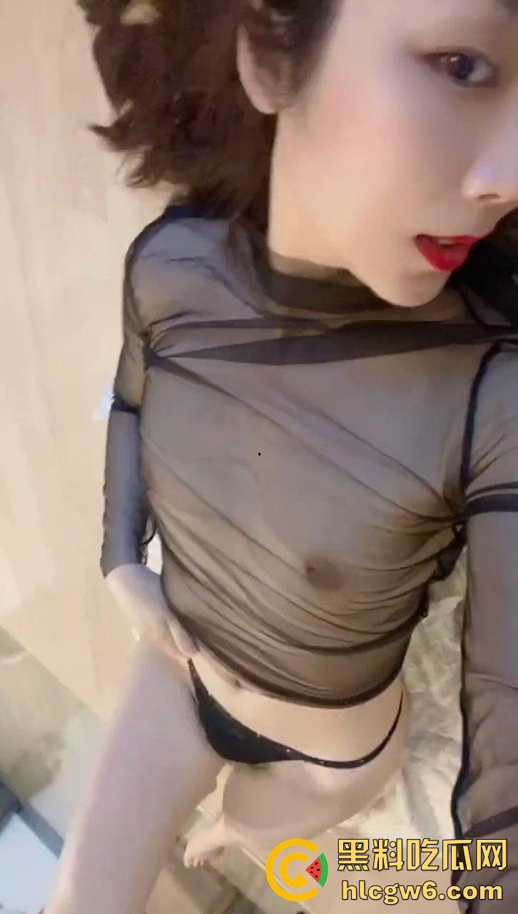 成都少妇【陈小艺】给老公戴绿帽 穿透视装给情妇发自慰视频 还接受主人调教 独家爆料！-13