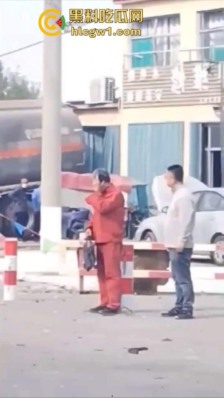 山东滨州一油罐车当街爆炸 肠子脑浆散落一地 人都炸烂了 现场无码视频流出 血腥慎入-2