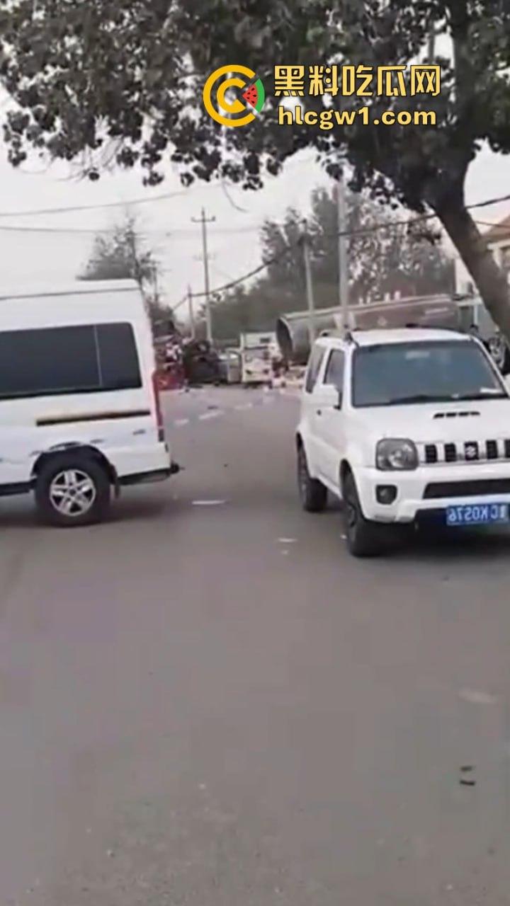 山东滨州一油罐车当街爆炸 肠子脑浆散落一地 人都炸烂了 现场无码视频流出 血腥慎入-4