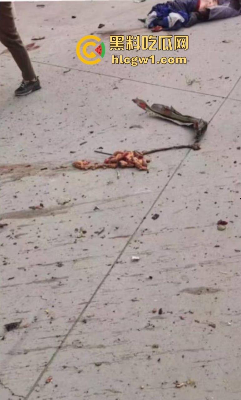 山东滨州一油罐车当街爆炸 肠子脑浆散落一地 人都炸烂了 现场无码视频流出 血腥慎入-5