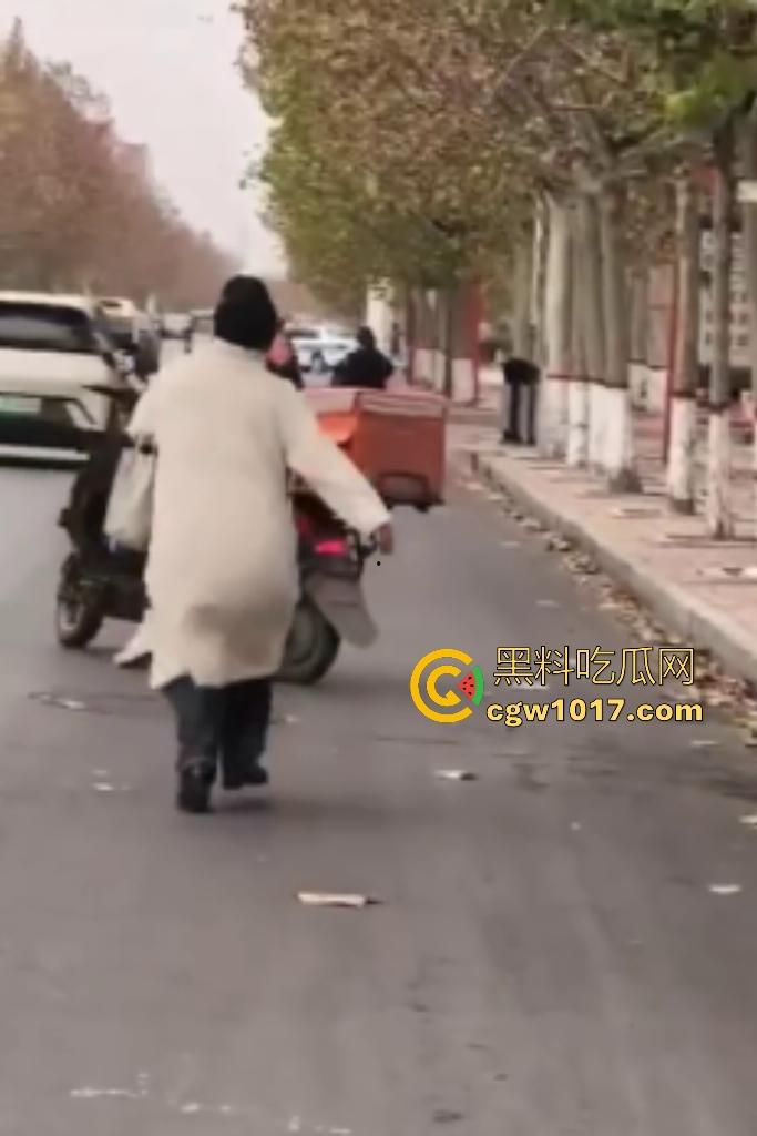 老八婆偷外卖被抓现行,语出惊人耍赖对着镜头吼“外卖小哥看上我了,相中我B贵不贵”,外卖小哥带着面罩都觉得羞耻!-8