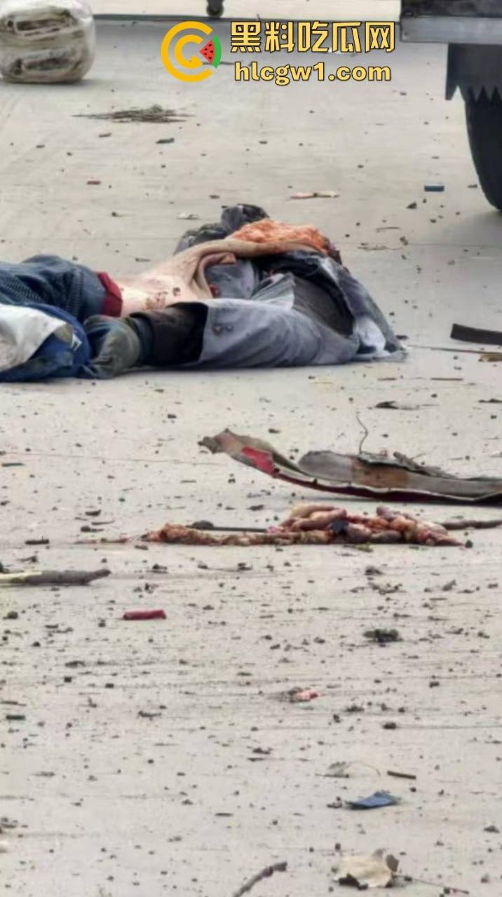山东滨州一油罐车当街爆炸 肠子脑浆散落一地 人都炸烂了 现场无码视频流出 血腥慎入-8