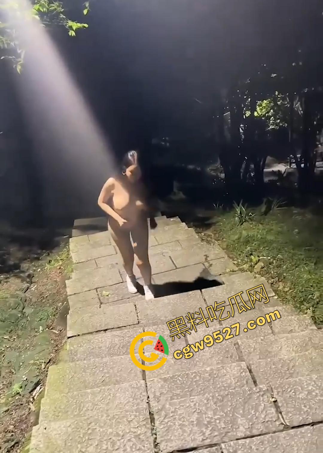 郑州辣妈刘晓丹的公园暴露之旅!娇妻沦为淫荡母狗爬行,小树林激情后入,刺激不断!-8