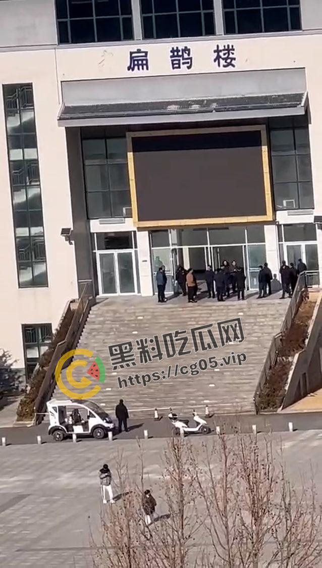 女子十年前因其他人师生恋躺枪被开除 十年内后越想越气回来把学校玻璃全砸了  十年前爱答不理 十年后我重锤出击-6