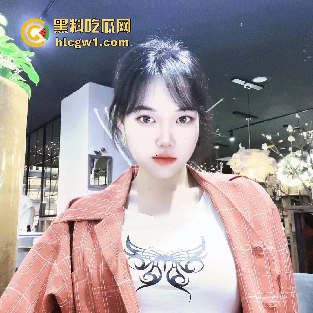 东北哈尔滨学生妹【佐琳】出租房黑丝私拍，光滑白腿配肥美翘臀，玩得骚得水流满床！-3