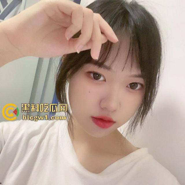 东北哈尔滨学生妹【佐琳】出租房黑丝私拍，光滑白腿配肥美翘臀，玩得骚得水流满床！-5