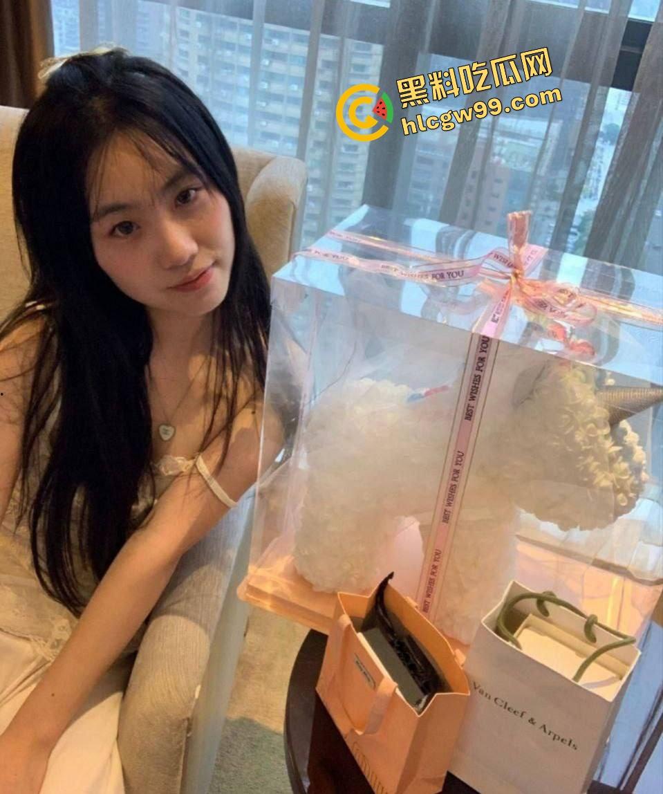 广西柳州社会骚鸡【徐雨欣】大学期间就约炮无数，白虎逼保持至今，练就成精盆骚母狗！独家流出-1