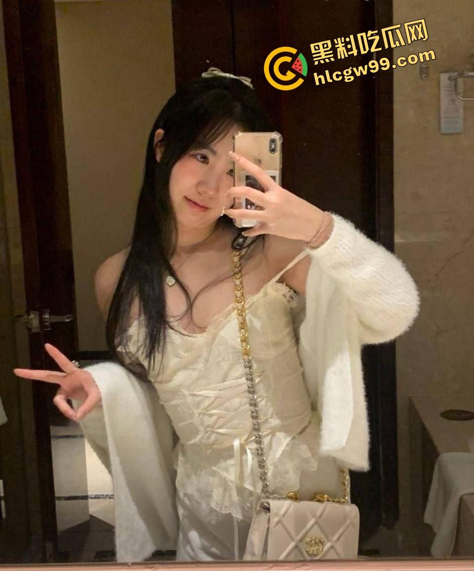 广西柳州社会骚鸡【徐雨欣】大学期间就约炮无数，白虎逼保持至今，练就成精盆骚母狗！独家流出-4