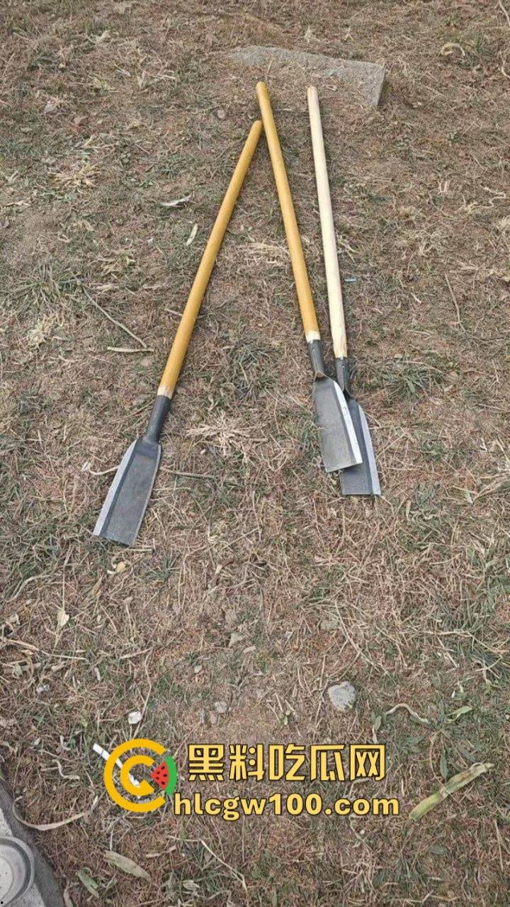 山东临沂精神小伙为抢女神交配权带兄弟持刀砍情敌 拉架小哥惨遭爆头当场脑袋开花 现场爆血视频流出！-9