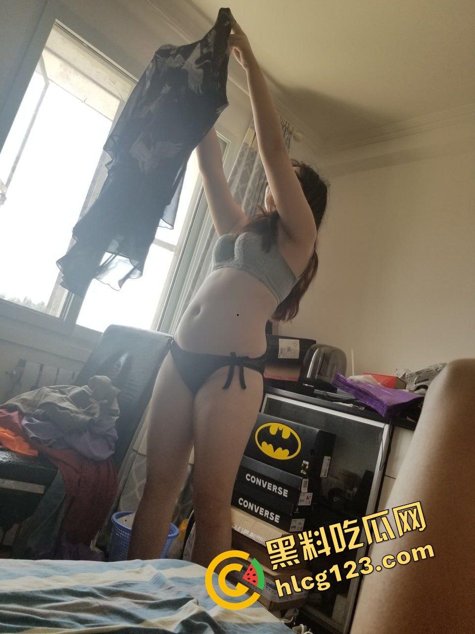 武汉眼镜反差妹床照流出！骚得彻底，但素颜照真实到吓人！-18