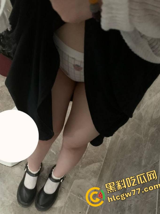 二次元【小鱼呆呆】脑户外露出，Lo装萝莉嘴甜骚货，穿JK被金主野战爆操，小白虎嫩得发光！-14