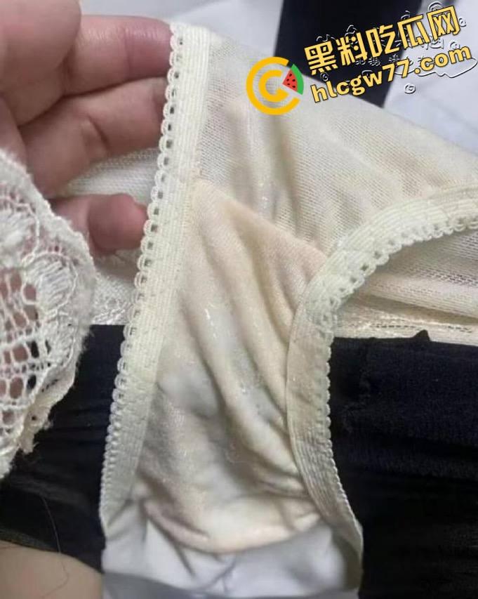 二次元【小鱼呆呆】脑户外露出，Lo装萝莉嘴甜骚货，穿JK被金主野战爆操，小白虎嫩得发光！-18