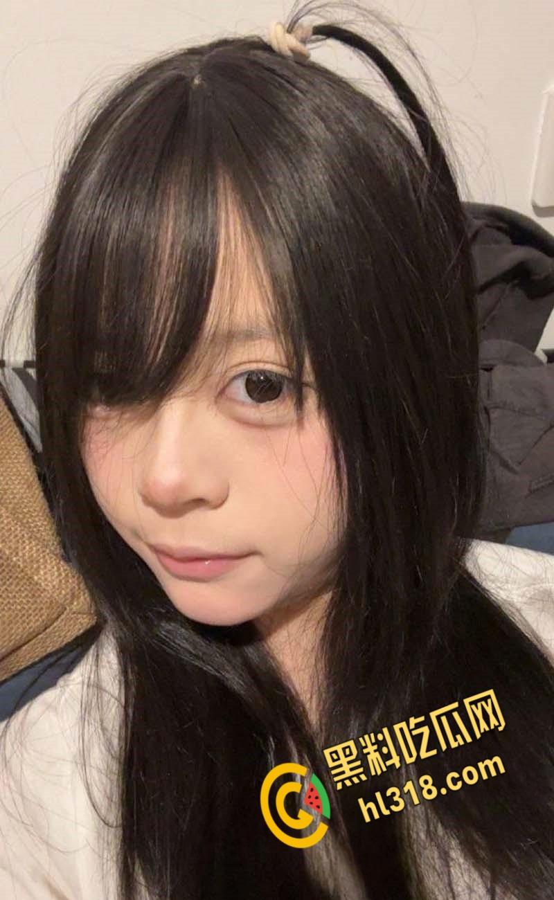 舞蹈学院学生妹【李诗腾】，网恋自拍裸体给男友看，渣男看完后直接发网上曝光，美乳翘臀真的诱人-1