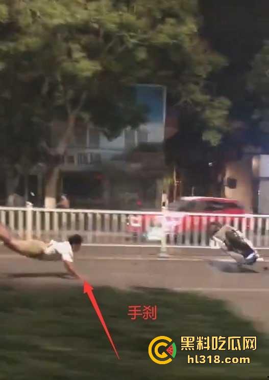 专业鬼火车手为我们评测那种刹车方式最好，臀刹手刹脸刹三种不同的方式，苦练绝技，一般人请勿模仿！-5