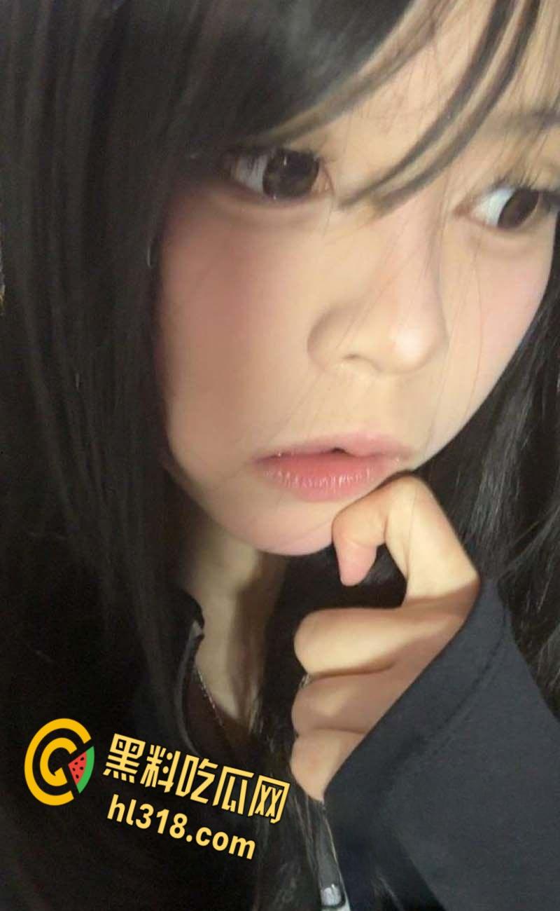 舞蹈学院学生妹【李诗腾】，网恋自拍裸体给男友看，渣男看完后直接发网上曝光，美乳翘臀真的诱人-2