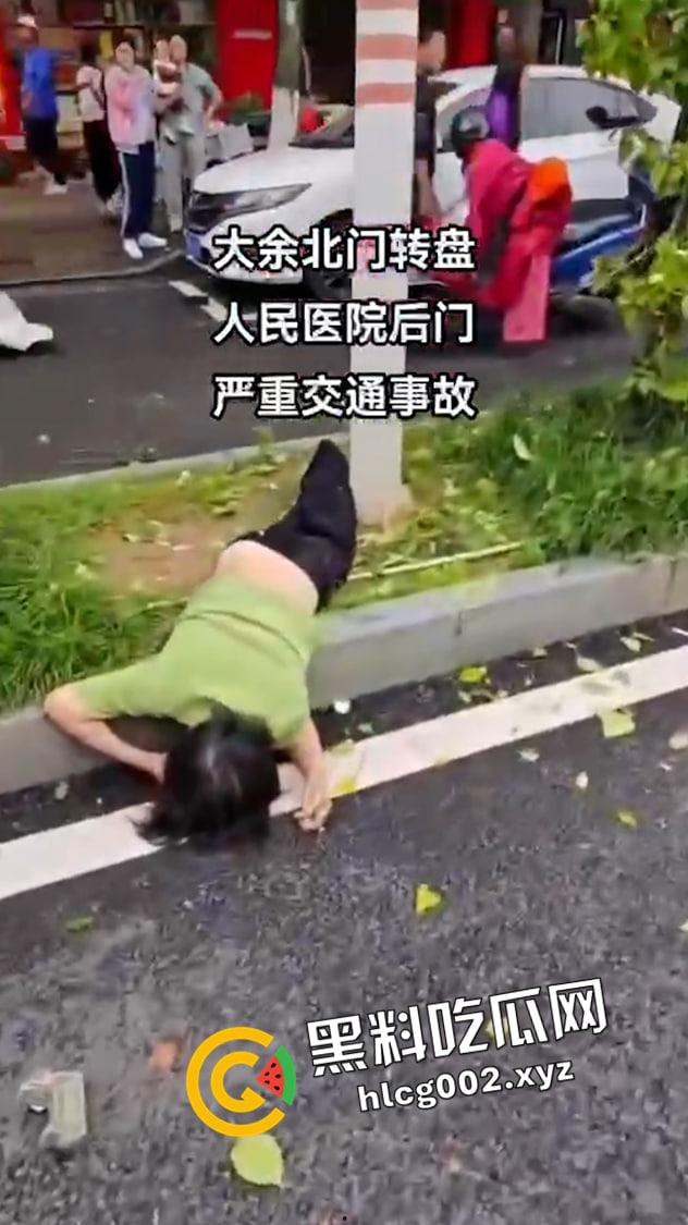 江西赣州大余特斯拉失控起飞！路边多辆车撞烂 车人人半边都被压扁了 现场未打码视频流出-4