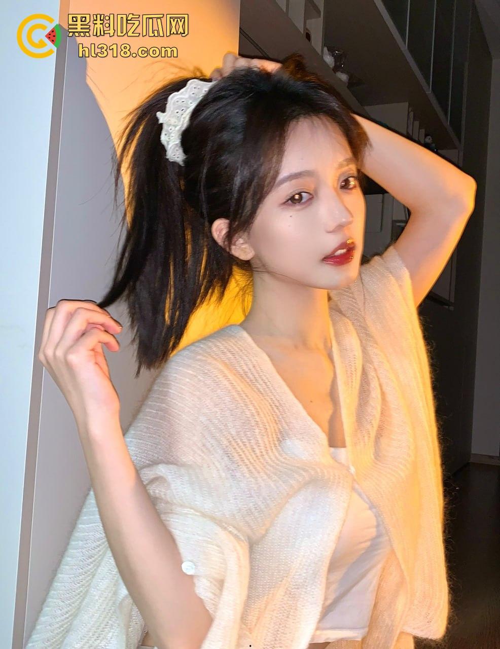 四川理工大学，小情侣教学楼下激情抠逼，清纯少女微张小腿闭眼享受，小心扣发炎噢！-2