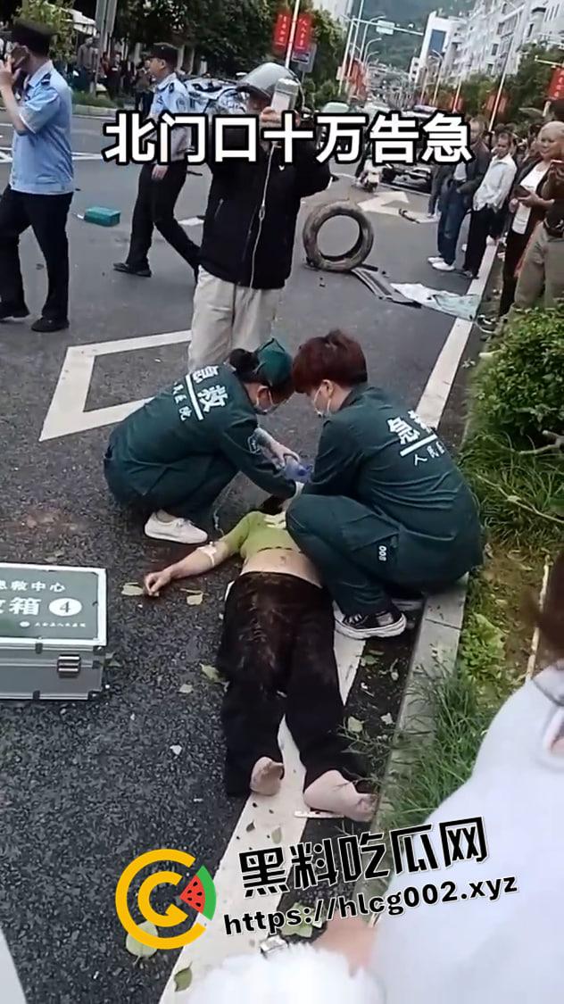 江西赣州大余特斯拉失控起飞！路边多辆车撞烂 车人人半边都被压扁了 现场未打码视频流出-7