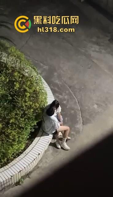 四川理工大学，小情侣教学楼下激情抠逼，清纯少女微张小腿闭眼享受，小心扣发炎噢！-4