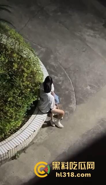 四川理工大学，小情侣教学楼下激情抠逼，清纯少女微张小腿闭眼享受，小心扣发炎噢！-7