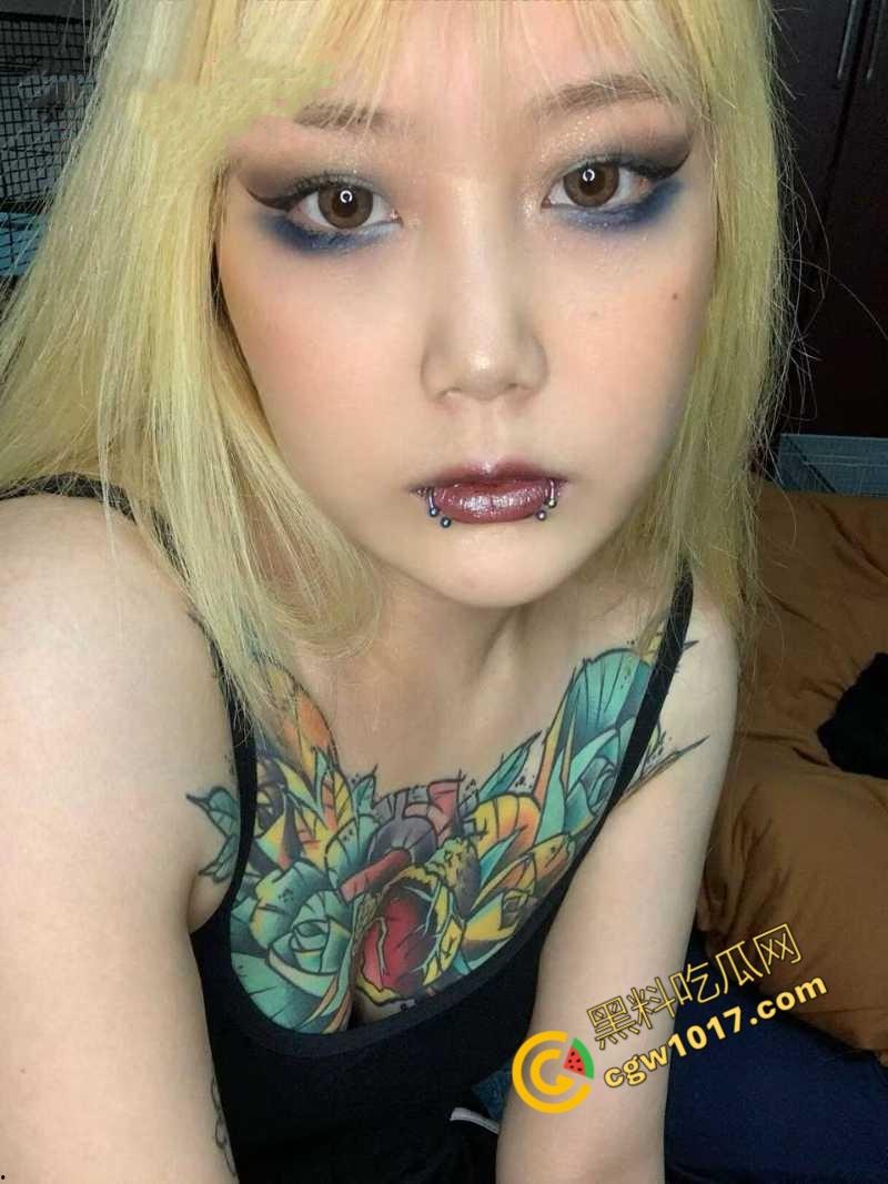 性感新疆纹身美女身体抵债：骚穴淫水横流，极品大奶，粉嫩骚穴被暴插，纹身师疯狂赚取纹身费！-1