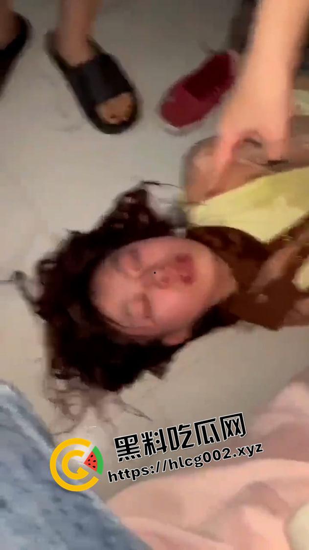 潮汕小太妹霸凌现场！打的高颜值靓妹梨花带雨 生无可恋 犹如被强奸了一样-5