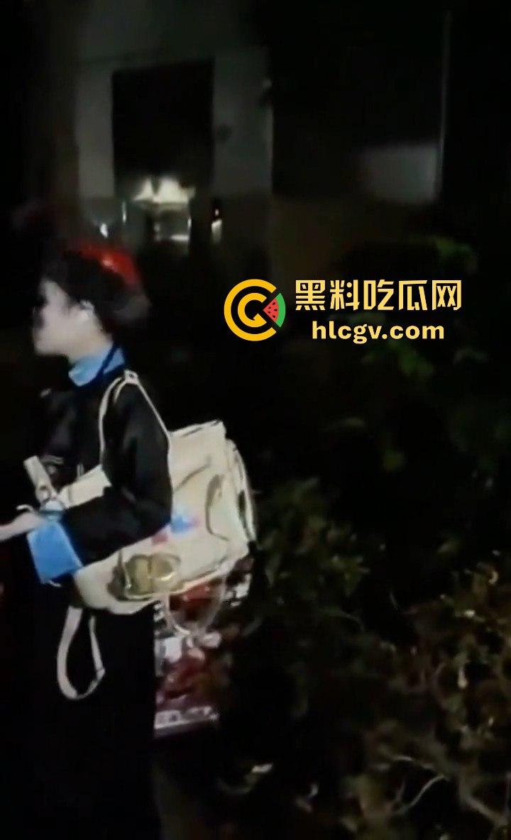 四川某小区大爷大妈遛弯险被僵尸小姐姐吓出屎尿！这清朝妆容真没谁了！-8