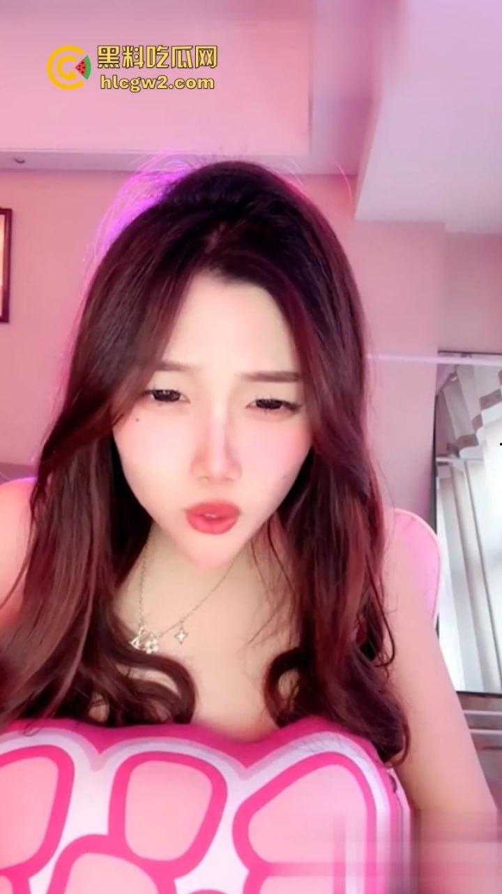 独家流出！网红福利姬【董小姐】放飞自我 美少女短裙全裸热舞 首次道具自慰流出白浆-2