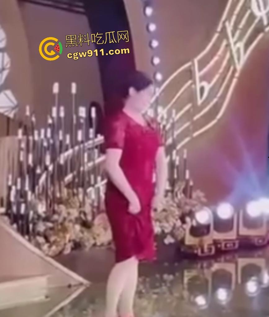 儿子婚礼老妈洋相出尽，旗袍熟女舞台倒立露底裤，屁股一览无余还喊人拉裙，攒一辈子骚操作全献婚宴！-2