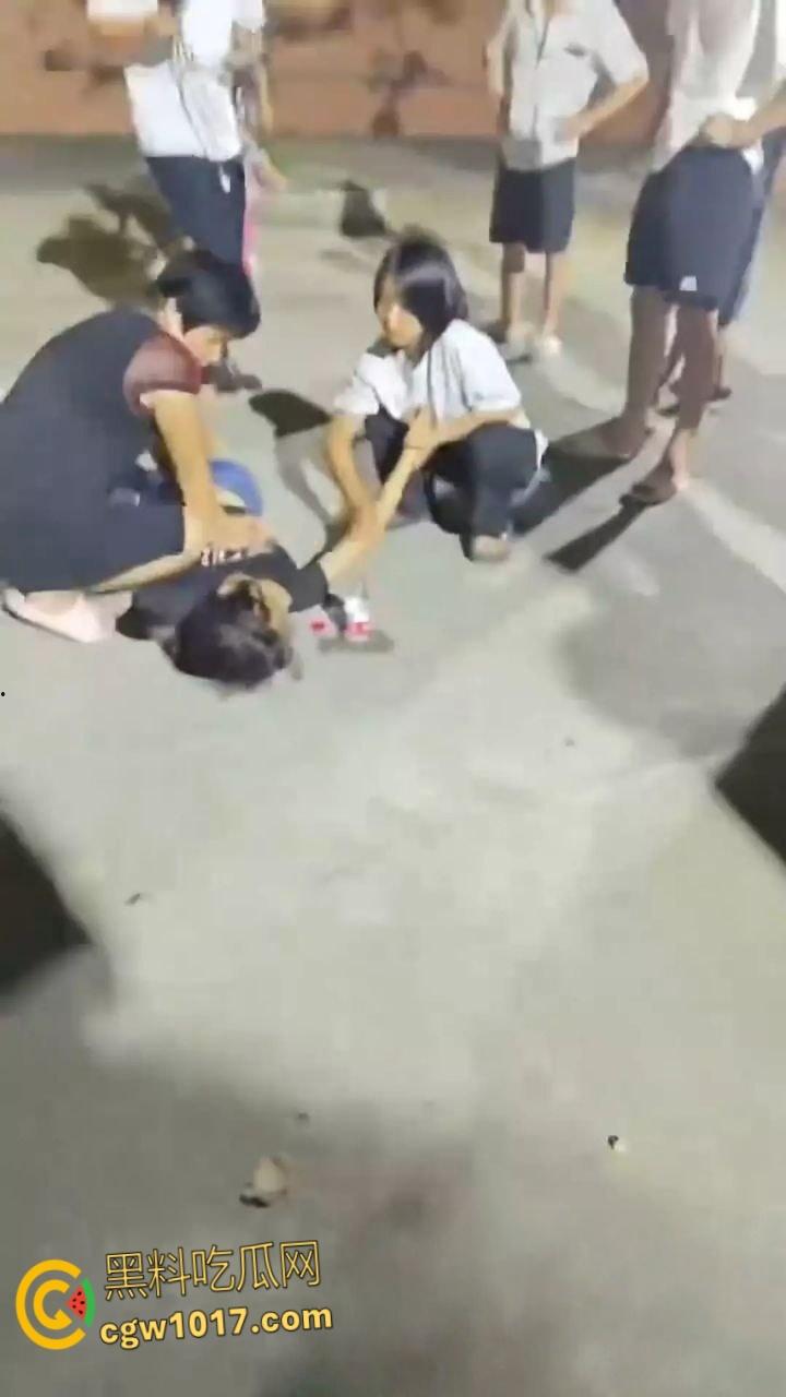 广东省汕头华里西村 ，14岁女孩被4名男生殴打致死，女孩母亲在尸体旁磕头寻求帮忙！-9