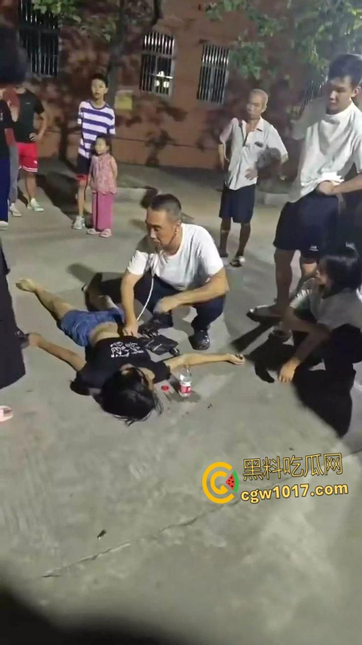广东省汕头华里西村 ，14岁女孩被4名男生殴打致死，女孩母亲在尸体旁磕头寻求帮忙！-10