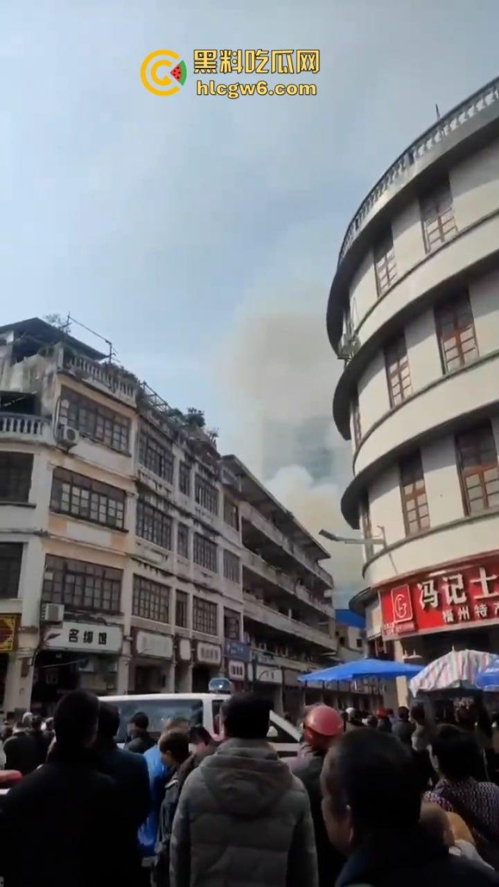 广西梧州老破旧民房突发大火！商铺楼房连串烧 现场黑烟弥漫 街口太窄进不去消防车也无奈-4
