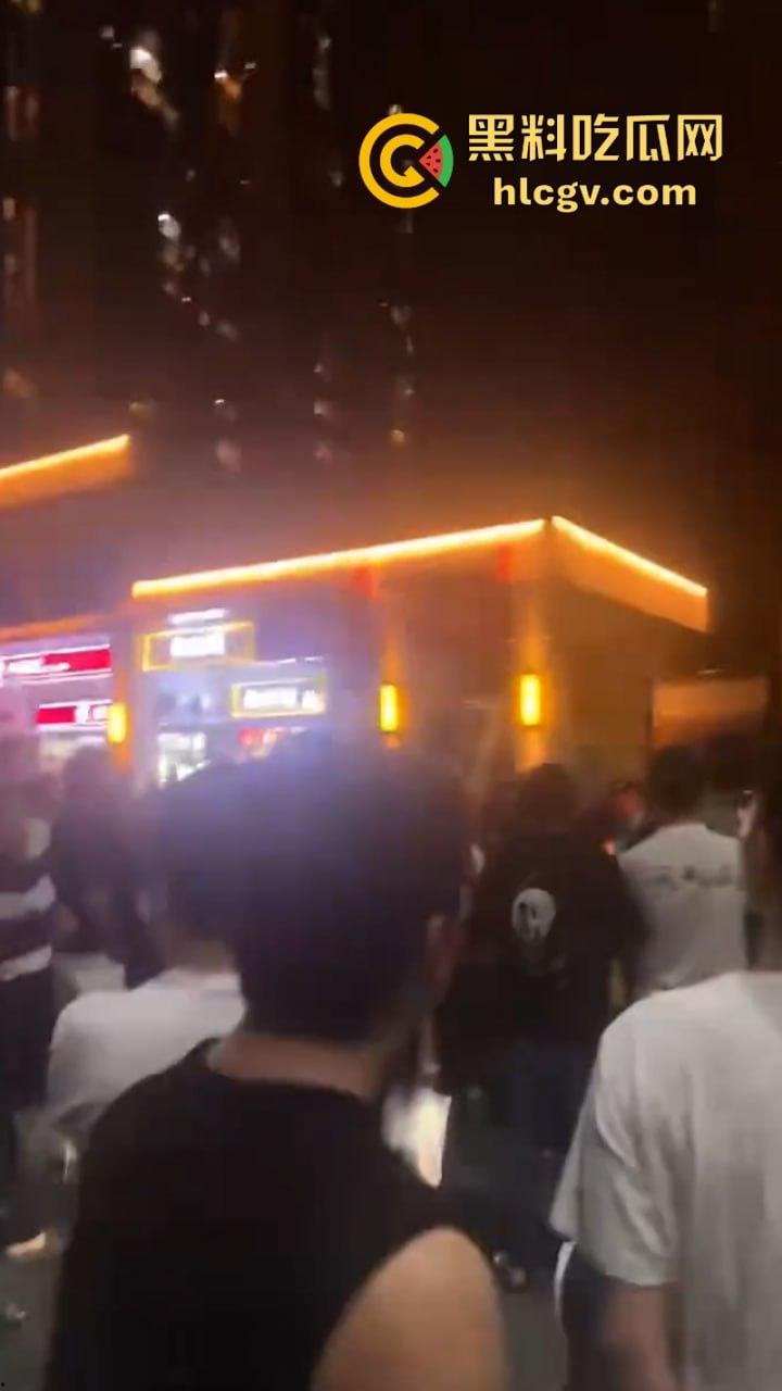 广东珠江铂世湾保安暴力打小孩引众怒！数百业主围堵救护车讨要说法-2