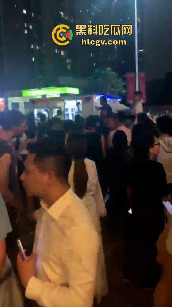 广东珠江铂世湾保安暴力打小孩引众怒！数百业主围堵救护车讨要说法-6