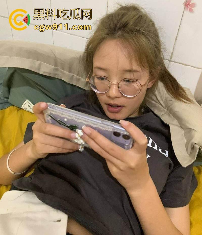 不是哥们你很难想象，这么瘦小的身材下竟然藏着这么丰满的巨乳，再搭配上她斯文的脸庞，很难想象如此反差！-2