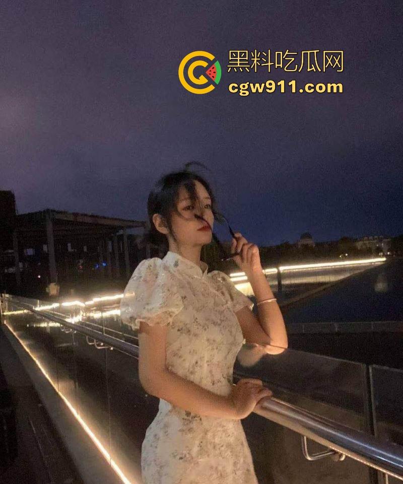 不是哥们你很难想象，这么瘦小的身材下竟然藏着这么丰满的巨乳，再搭配上她斯文的脸庞，很难想象如此反差！-5