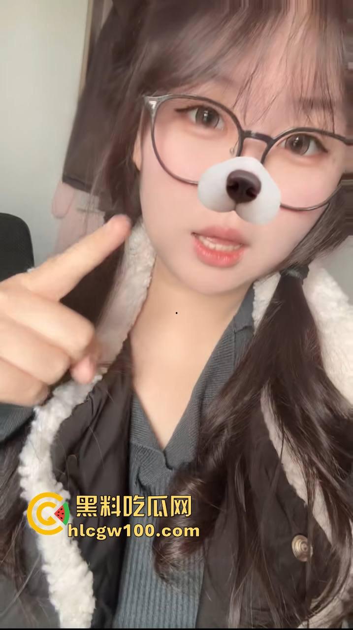 南昌职业学院大二巨乳学妹【余菲】自慰视频曝光，巨乳大到塞满了整个屏幕，稀罕货G杯学生妹！-2