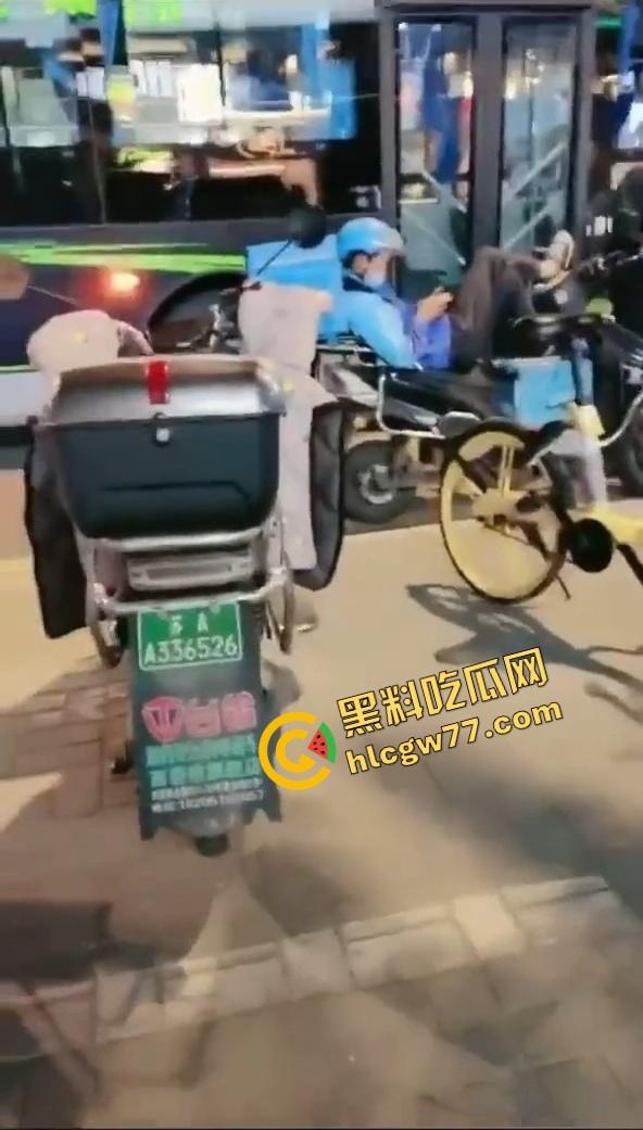 惠州【夏娜】公交站台露出，当众玩到潮喷一地水，这胆也太肥了，不怕被拖去精神病院吗？-2