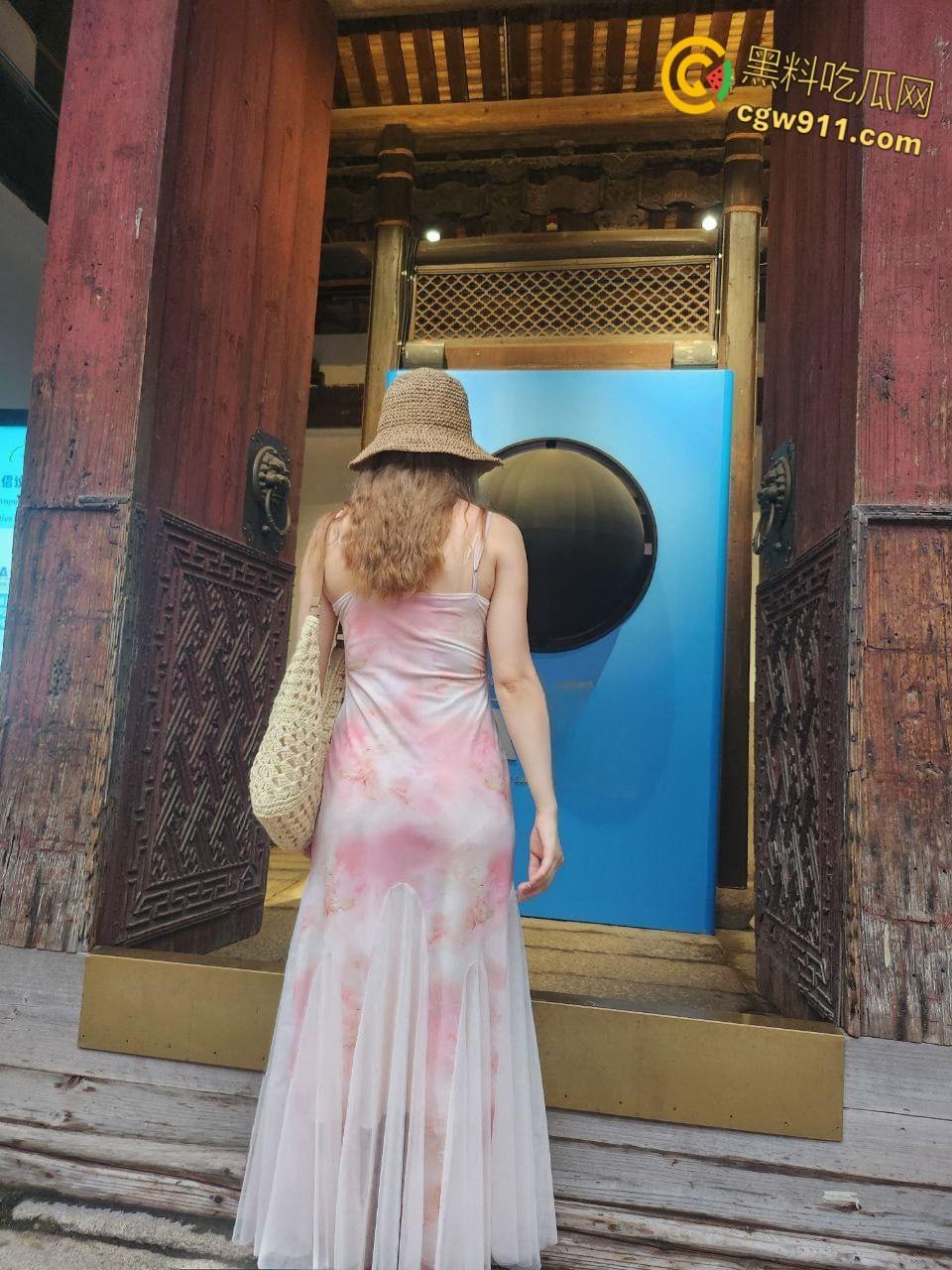 推特调教人妻大神【xiaoxin064】，约炮32岁韵味少妇，把少妇当成母狗边旅游边操，无套内射黑丝翘臀 !-2