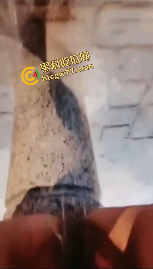 惠州【夏娜】公交站台露出，当众玩到潮喷一地水，这胆也太肥了，不怕被拖去精神病院吗？-8