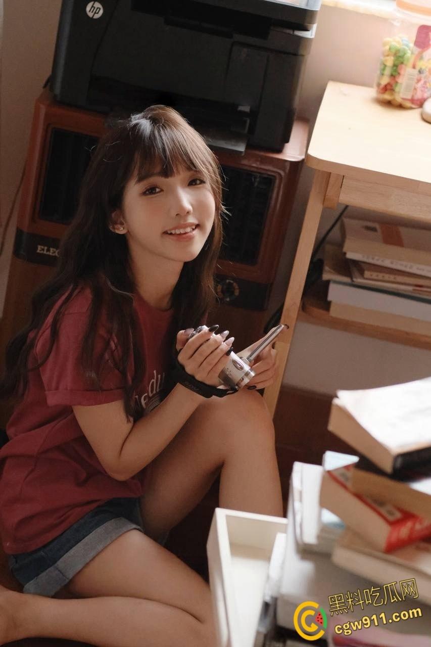 抖音百万网红【夏又米】，微密圈大尺度写真曝光，JK制服白嫩玉足，娇小身材被后入疯狂打桩 ！-3