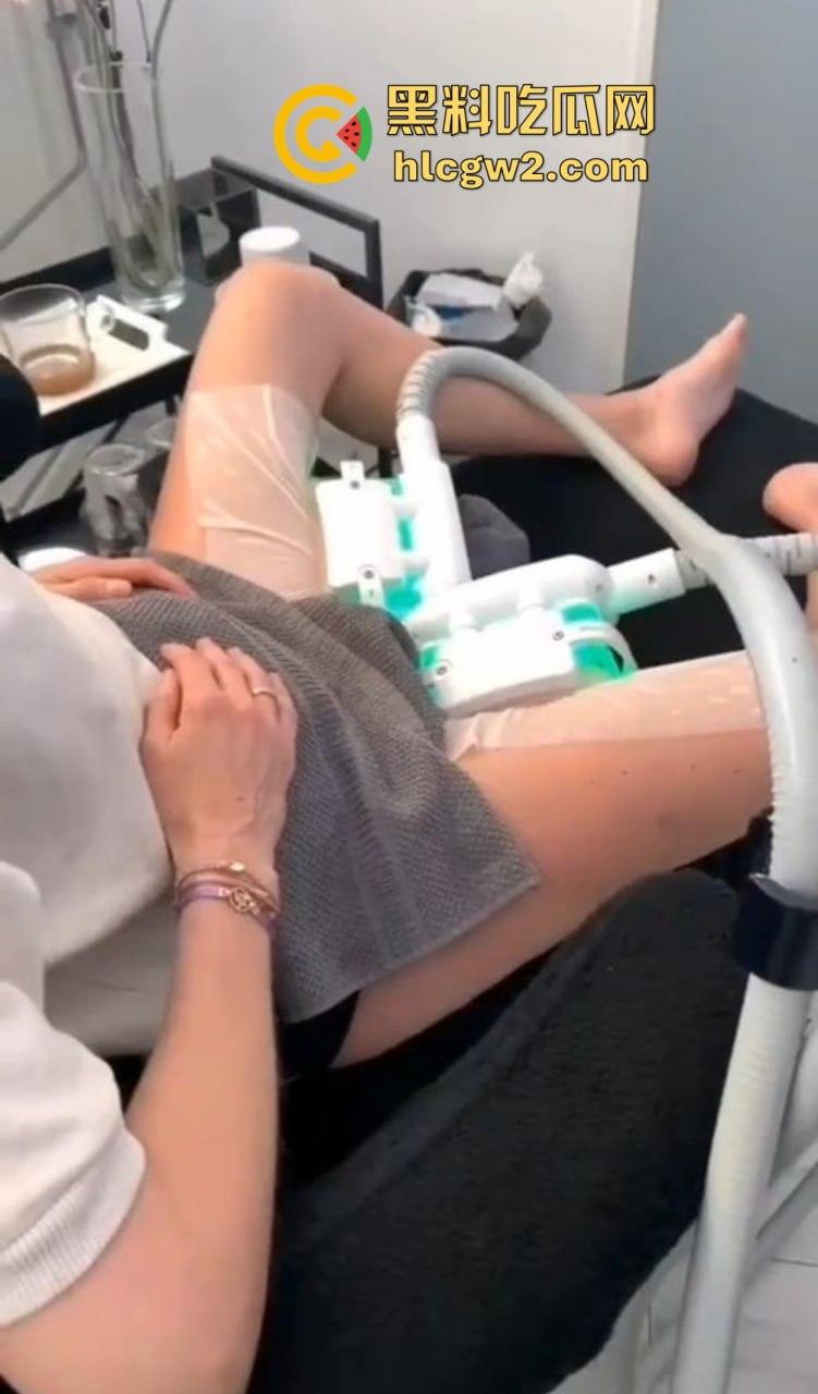 富婆和小仙女玩私处美容！十几年鸡变处女，3万就能换粉木耳，逼都被蒸冒烟了粉嫩得像刚出炉！-13