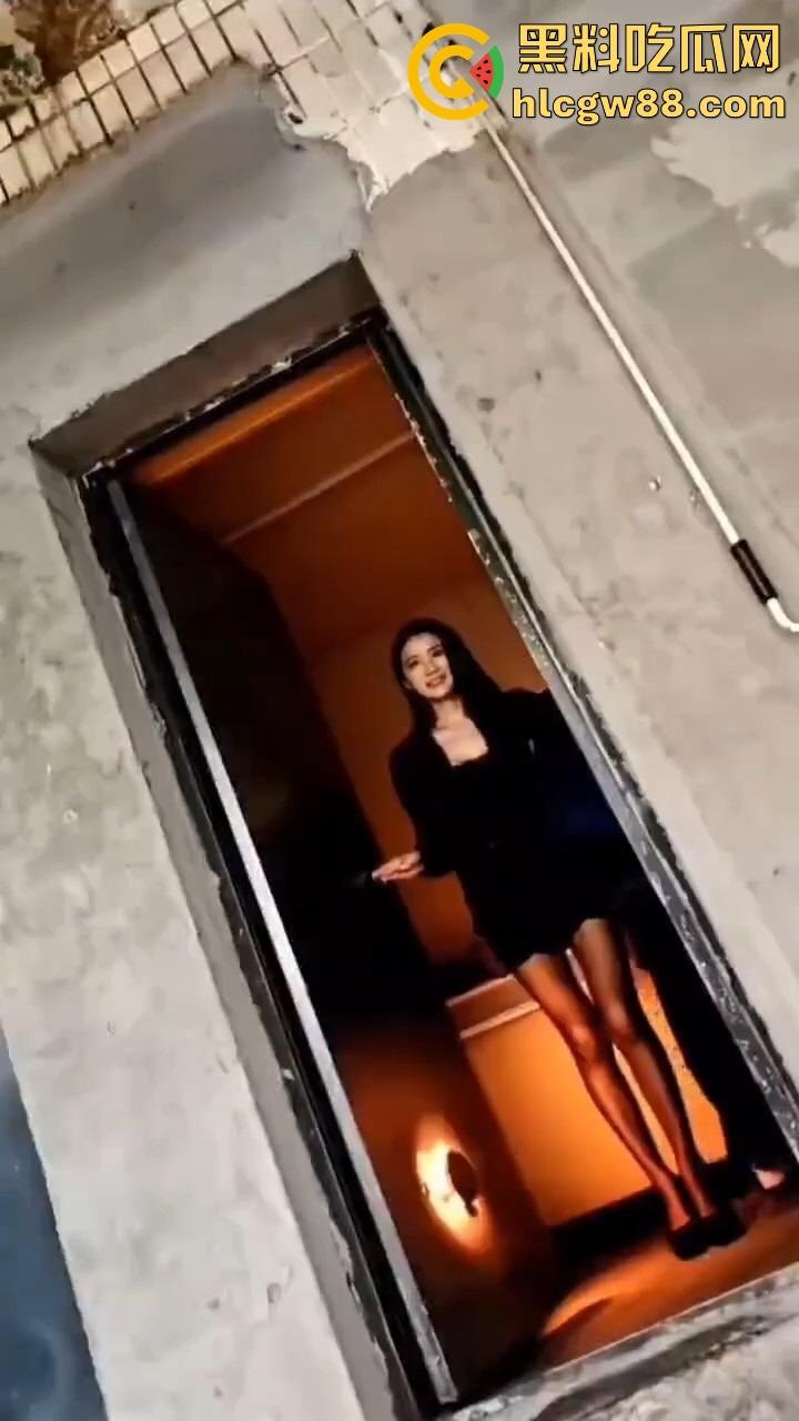 长沙玉兰路快餐花魁，日操百人逼都没合上，众人排队冲刺质量顶到爆，结果帽子叔叔来了一锅端！-6