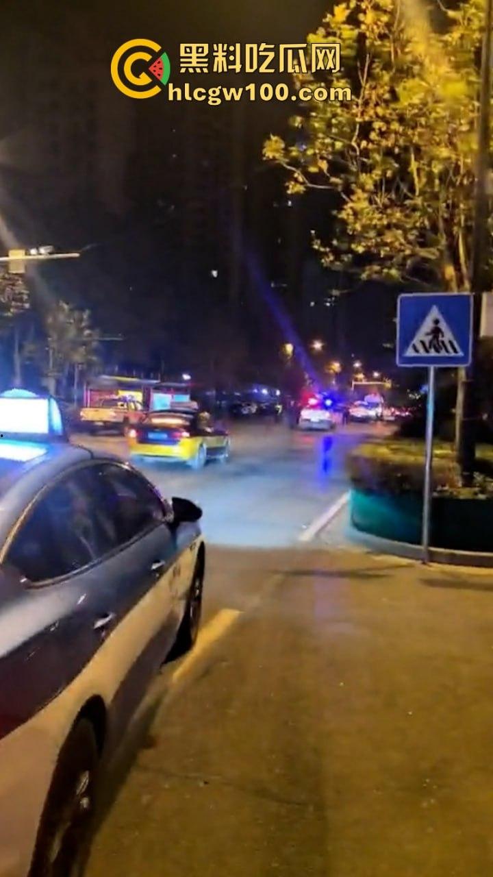 河北石家庄醉酒女司机酒后驾路虎连撞三车 当场吓傻 眼尖吃瓜群众发现美女后裤湿了一片 这是尿了？-3