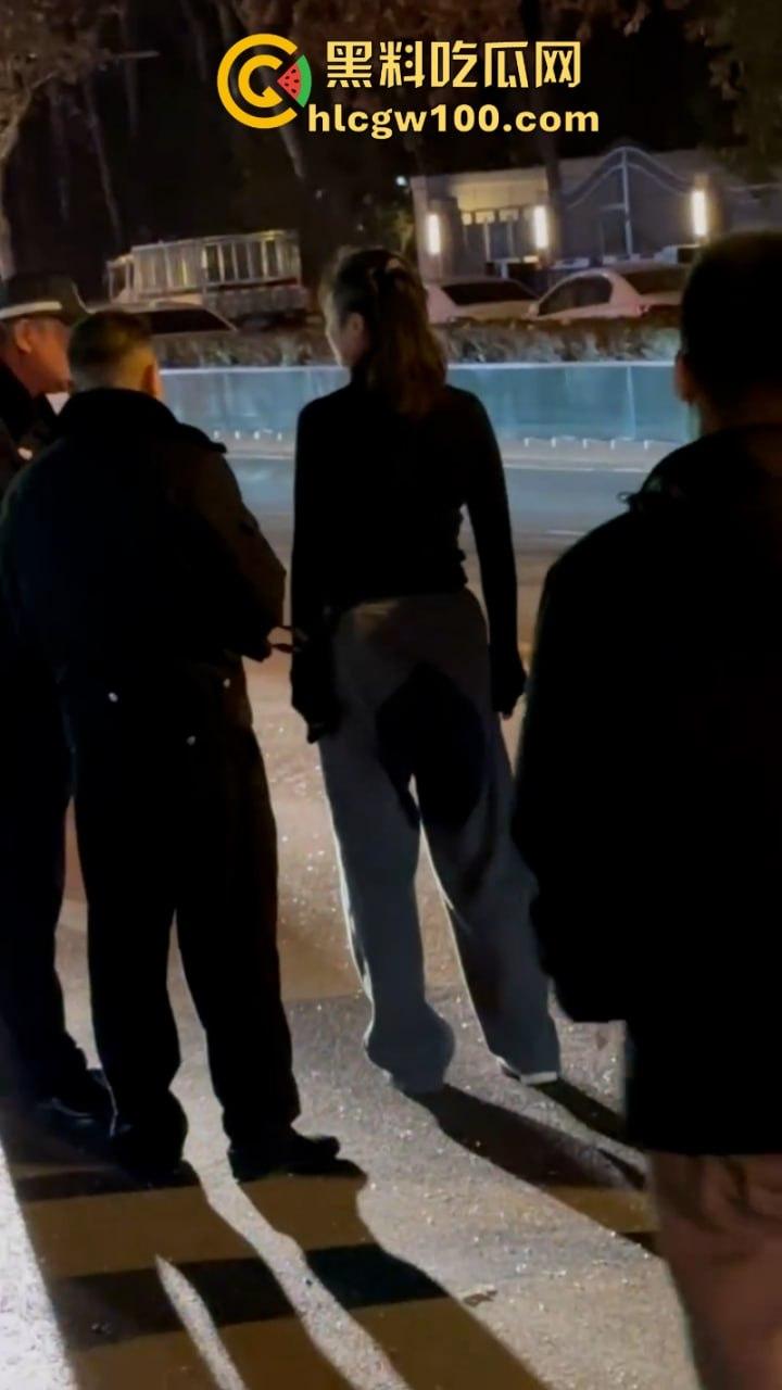 河北石家庄醉酒女司机酒后驾路虎连撞三车 当场吓傻 眼尖吃瓜群众发现美女后裤湿了一片 这是尿了？-6