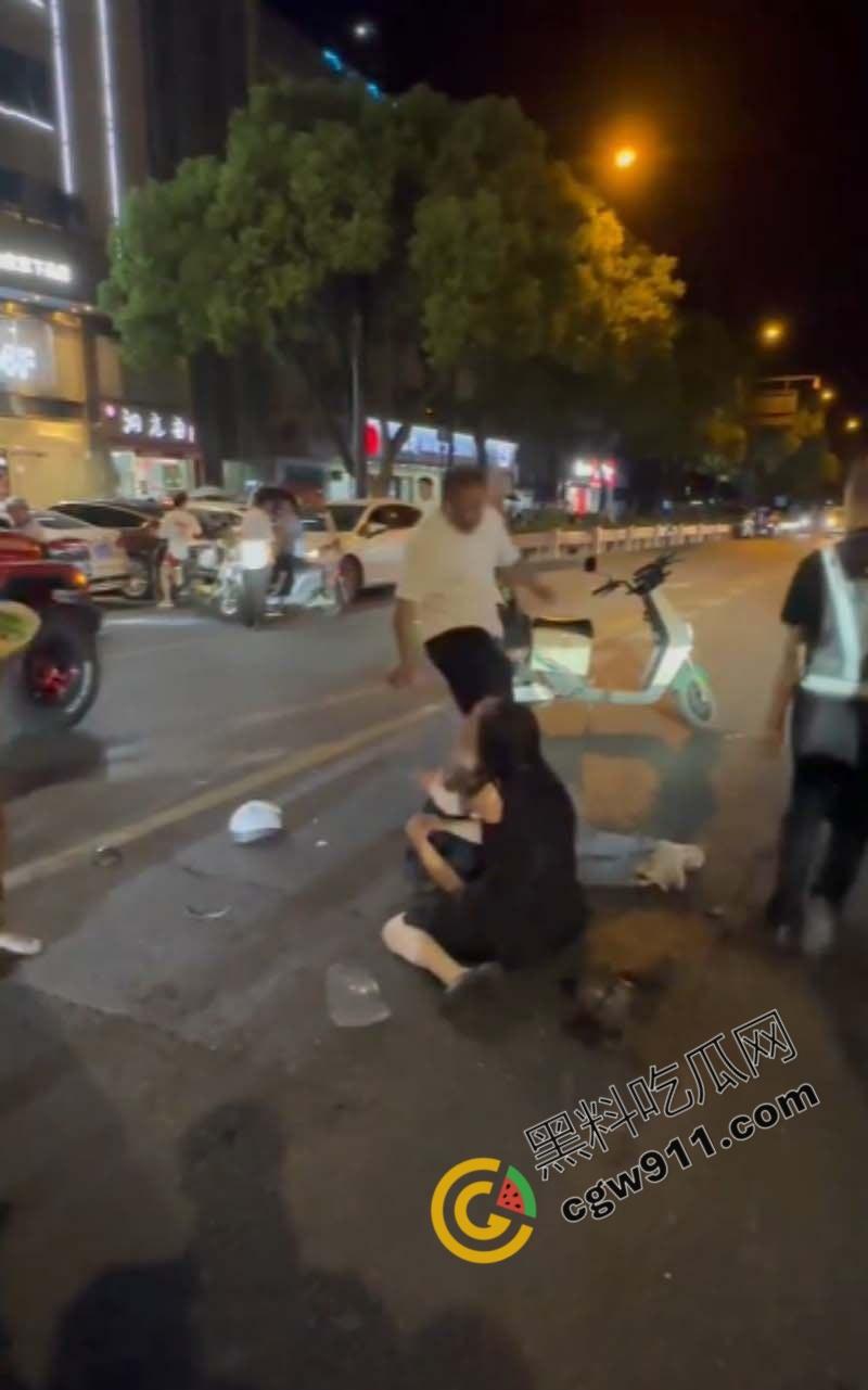 酒店偷情狗男女被原配截车暴打，大屌与脸遭痛殴，荡妇保护奸夫被双双暴揍，围观者连连称快，拍照不停-4