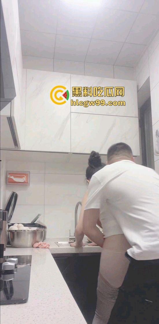好吃不如饺子，好玩不过嫂子，厨房里得禁忌诱惑，极品瑜伽嫂子和小叔在大哥出差时激情四射，一炮直接上天！-7