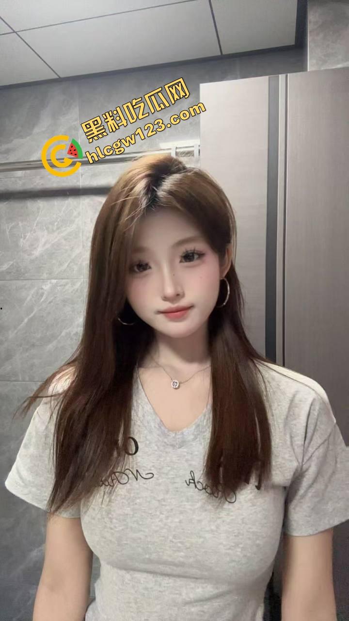 偷约妹妹的闺蜜开房猛干，前半羞涩装纯，后面浪成母狗，白丝半桶袜勾得人一顿狠操，手被反抓操弯成弓！-5