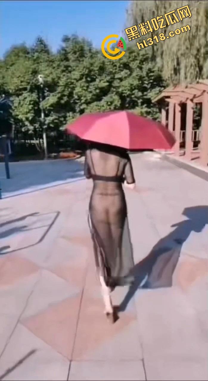 女狗完成主人的街头羞辱任务，薄纱透视装真空出街公园游街，711买零食收银小哥都看懵逼了！-16