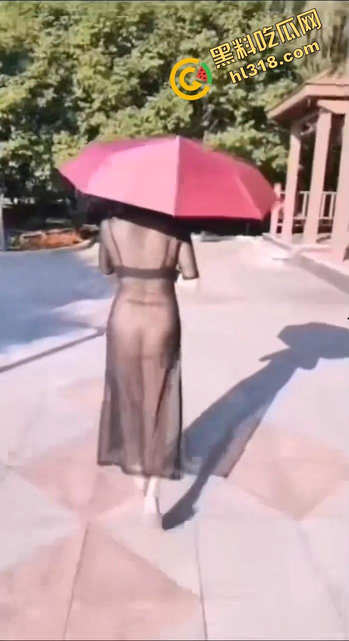 女狗完成主人的街头羞辱任务，薄纱透视装真空出街公园游街，711买零食收银小哥都看懵逼了！-17